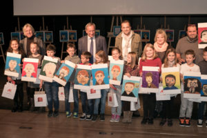 Junge KarikaturistInnen bei der Verleihung des 1. Salzburger Karikaturenpreises 2015, mit Gerhard Haderer und Thomas Wizany, Prof. Sybille Moser-Ernst ua.