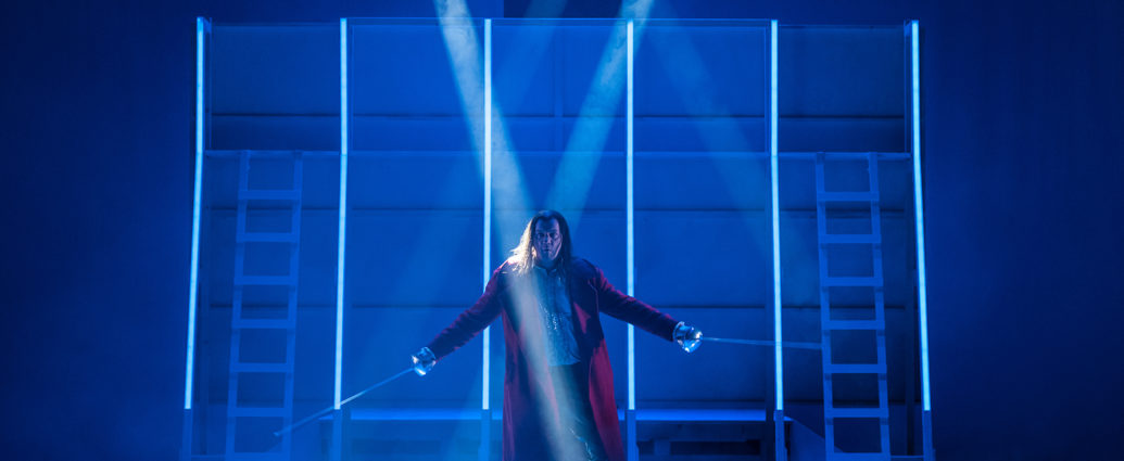 Cyrano de Bergerac (Christoph Wieschke) im Kampf gegen einhundert Mann