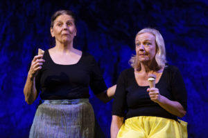 Mutter (Daniela Enzi) und Tochter (Anita Köchl)