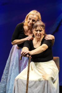 Tochter (Anita Köchl) und Mutter (Daniela Enzi)