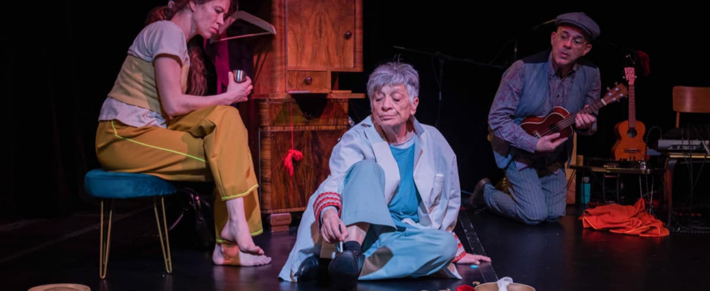 Ein Moment in der Hand Theater Breloque